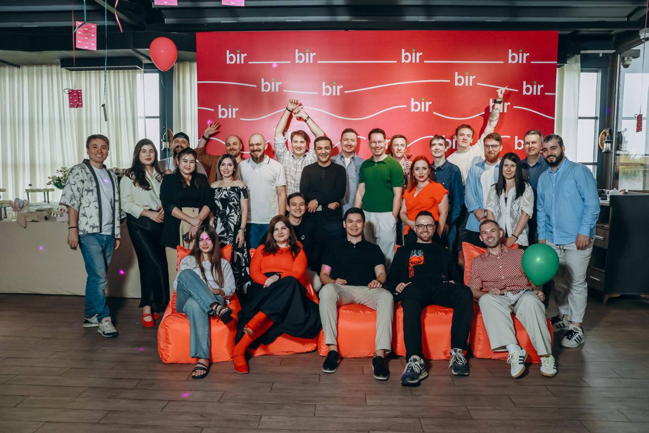 Недавно объявленная доска объявлений Bir-bir опубликовала фотографию команды, которая занимается разработкой проекта. Позиционируют себя как №1, ну, по крайней мере, целятся туда | Сетка — социальная сеть от hh.ru