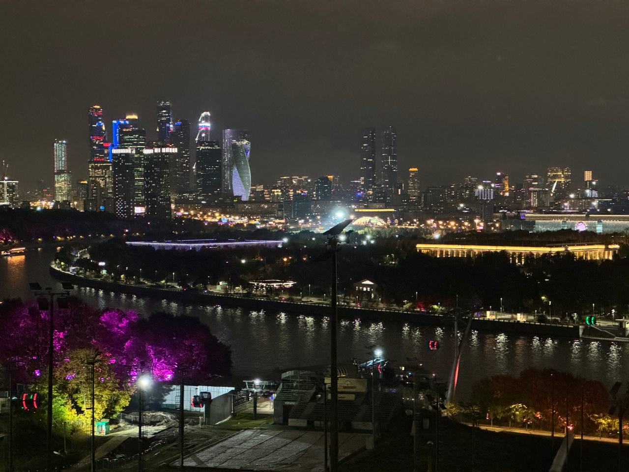 Еще один Moscow-trip завершен ✔️
На этот раз был слёт HR, а именно - страт. сессия. Для меня этот опыт впервые, поэтому поделюсь впечатлениями. | Сетка — социальная сеть от hh.ru