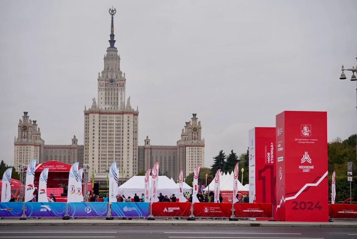 5-6 октября 2024 год
Москва. Полумарафон «Моя столица».
Заключительный забег беговой серии «Бегом по Золотому кольцу».
Задолго до старта мы общались с моей коллегой, прекрасной Викой Миняйленко | Сетка — социальная сеть от hh.ru