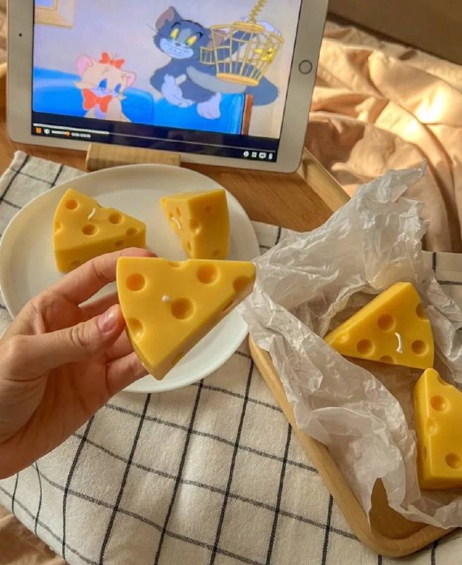 Люблю создавать уют вокруг себя🍮🕯️🥨
Всегда обустраиваю свой угол на свой вкус: плакаты, букетики сухоцветов, гирлянды ииии *свечи | Сетка — социальная сеть от hh.ru
