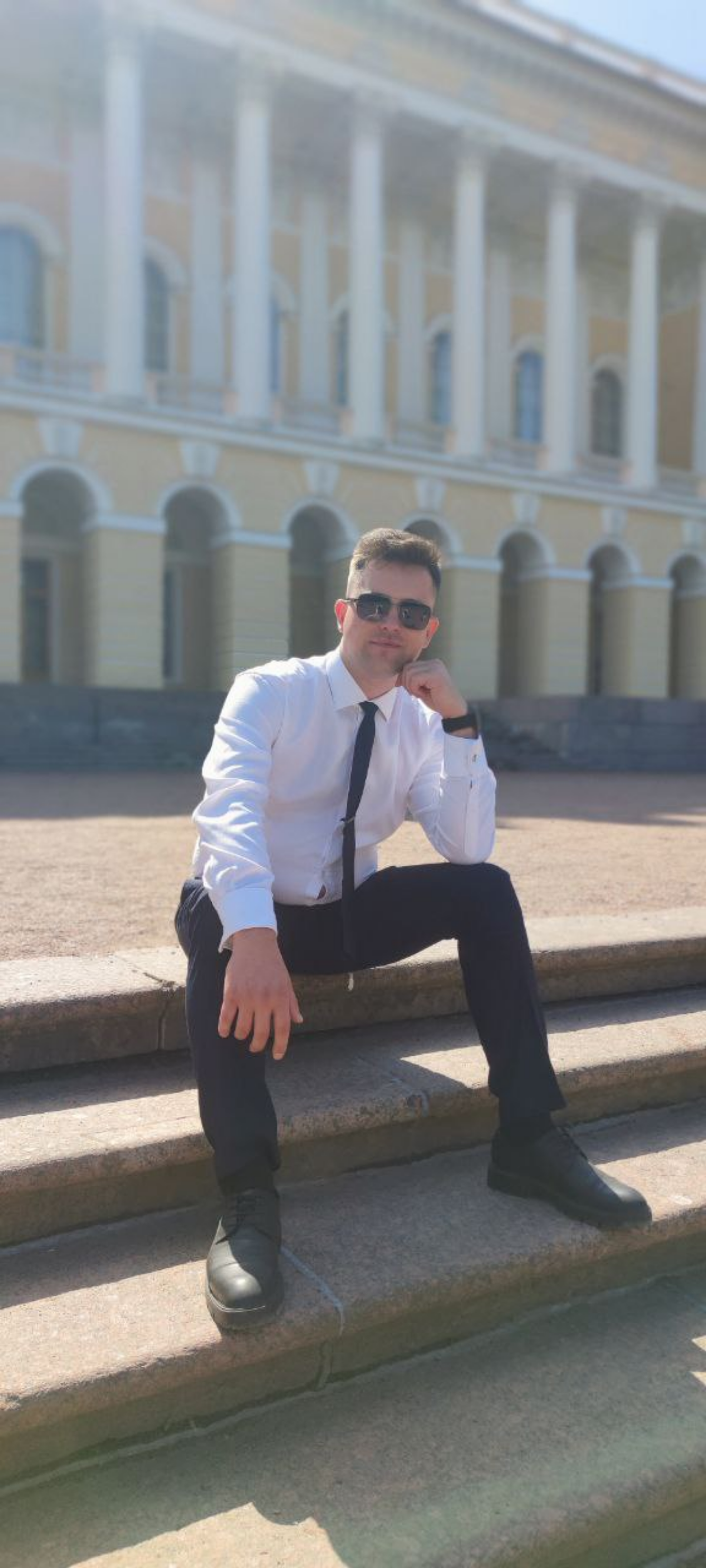 Всем привет! 
 
Я Олег, и я верю, что работа — это не только профессиональный рост, но и возможность находить единомышленников | Сетка — социальная сеть от hh.ru