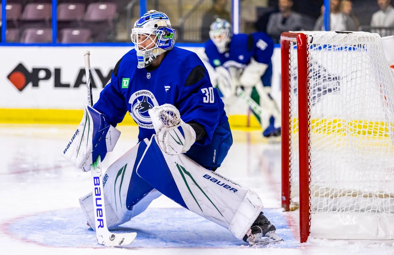 🦈 Иржи Патера возвращён в «Ванкувер»
Ещё второго октября вратарь стал игроком «Бостона», но сегодня был отправлен на вейвер, откуда его забрал «Ванкувер» | Сетка — социальная сеть от hh.ru