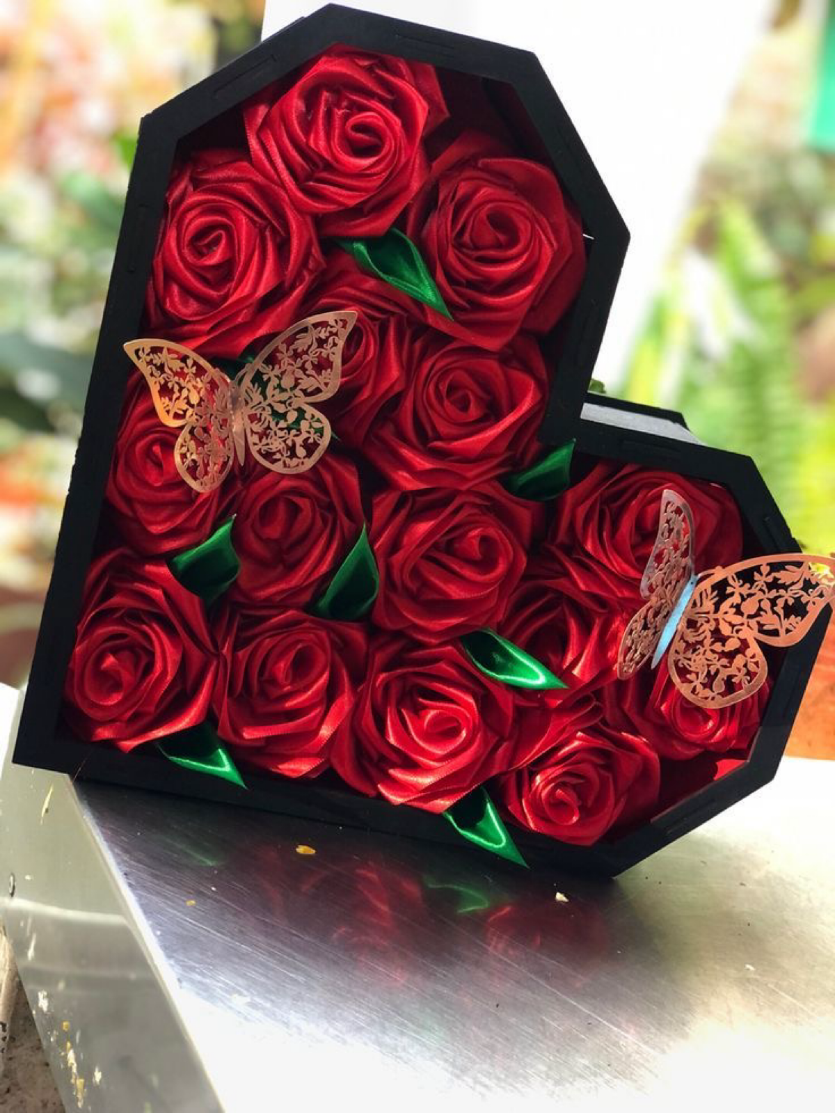 Подарите вечное воспоминание с букетом из атласных роз! 🌹
В поисках идеального подарка, который останется в сердце и украсит любой интерьер? Наши букеты из атласных роз - это воплощение элегантности и... | Сетка — социальная сеть от hh.ru
