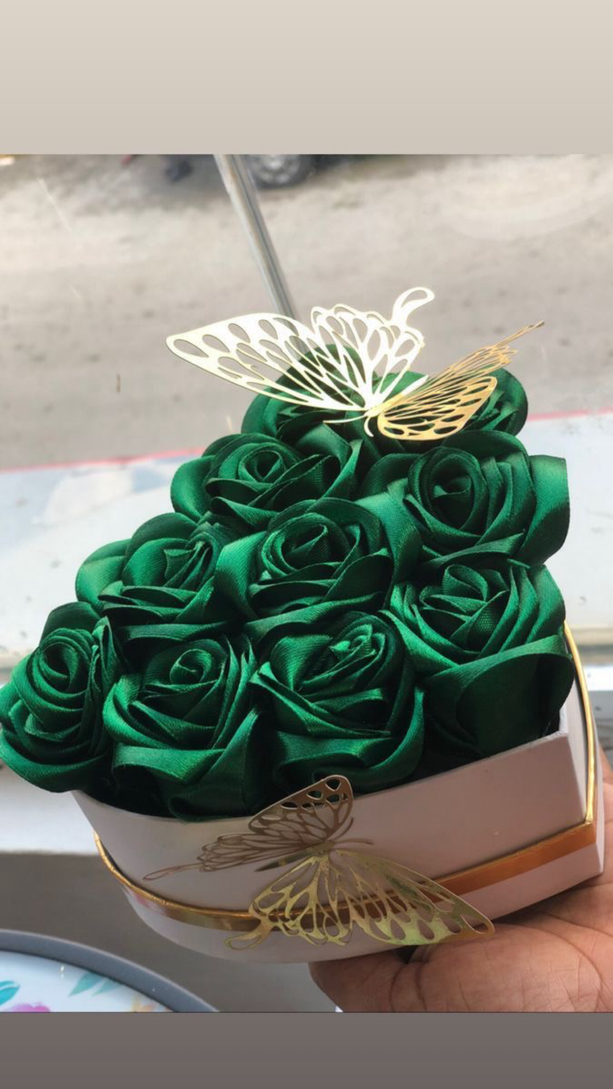 Подарите вечное воспоминание с букетом из атласных роз! 🌹
В поисках идеального подарка, который останется в сердце и украсит любой интерьер? Наши букеты из атласных роз - это воплощение элегантности и... | Сетка — социальная сеть от hh.ru