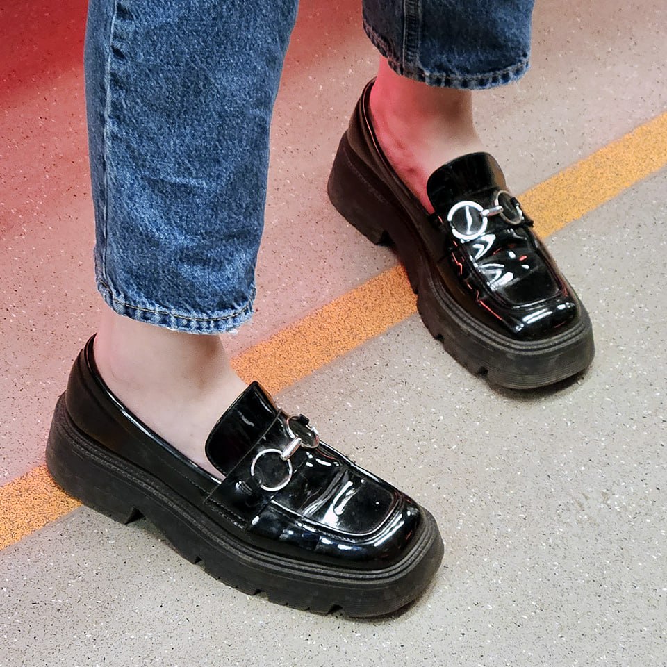 Иногда хочется людям дарить носки! ✨🧦🧦🧦🧦✨
За бортом +6 по Цельсию 
#обувь #октябрь #2024г #ногимосковскогометро #NMMetro #метро #москва #чёрный #лоферы | Сетка — социальная сеть от hh.ru