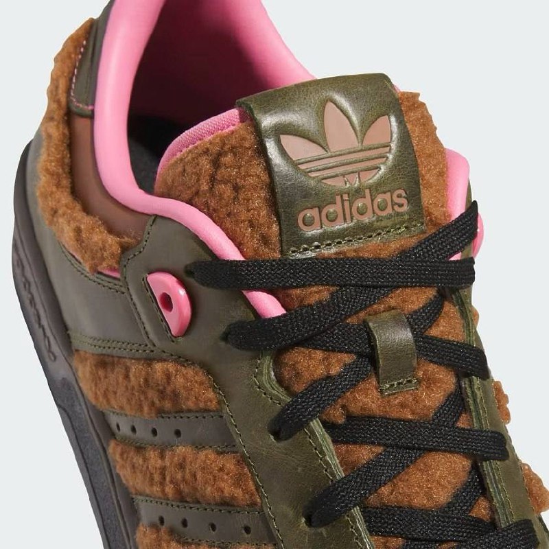 Хэллоуин близко: adidas выкатили кроссовки, посвященные серии «Симпсонов», где Фландерс стал… оборотнем.
Очень стилевые, очень по-осеннему
🍕наш телеграм канал | Сетка — социальная сеть от hh.ru