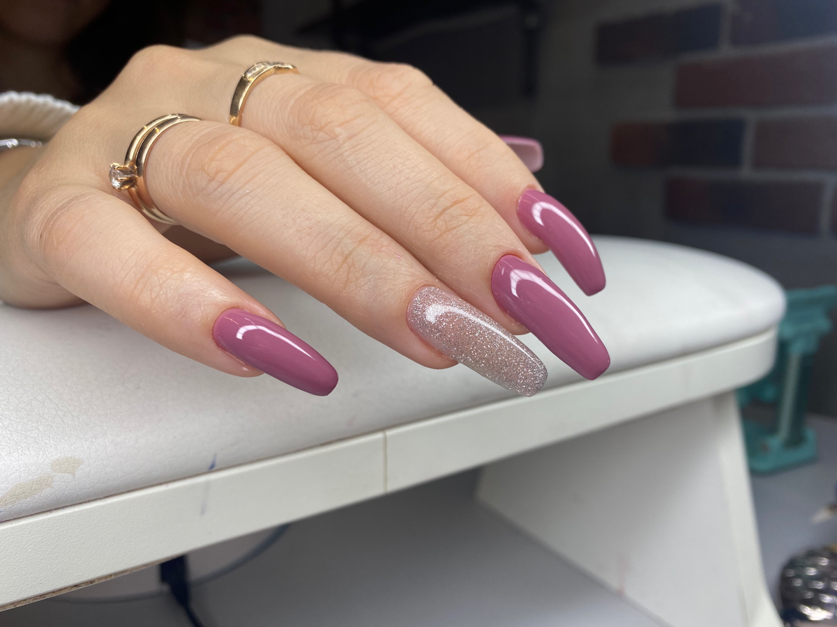 Здравствуйте, меня зовут Анна! Я очень общительная и коммуникабельная. Нахожу общий язык со всеми. Также являюсь дипломированным специалистом ногтевого сервиса | Сетка — социальная сеть от hh.ru