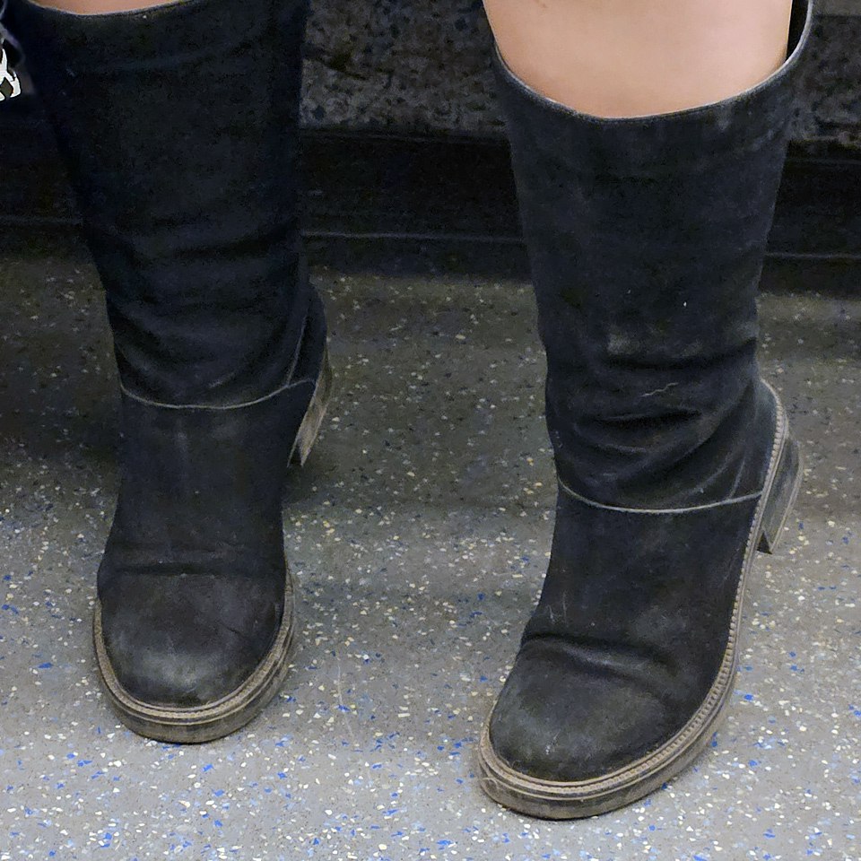 Тсс! На цыпочках... 
Чтоб не разбудить ⏰ севших на первой станции ;)
#обувь #октябрь #2024г #ногимосковскогометро #NMMetro #метро #москва #чёрный #замша #полусапожки | Сетка — социальная сеть от hh.ru