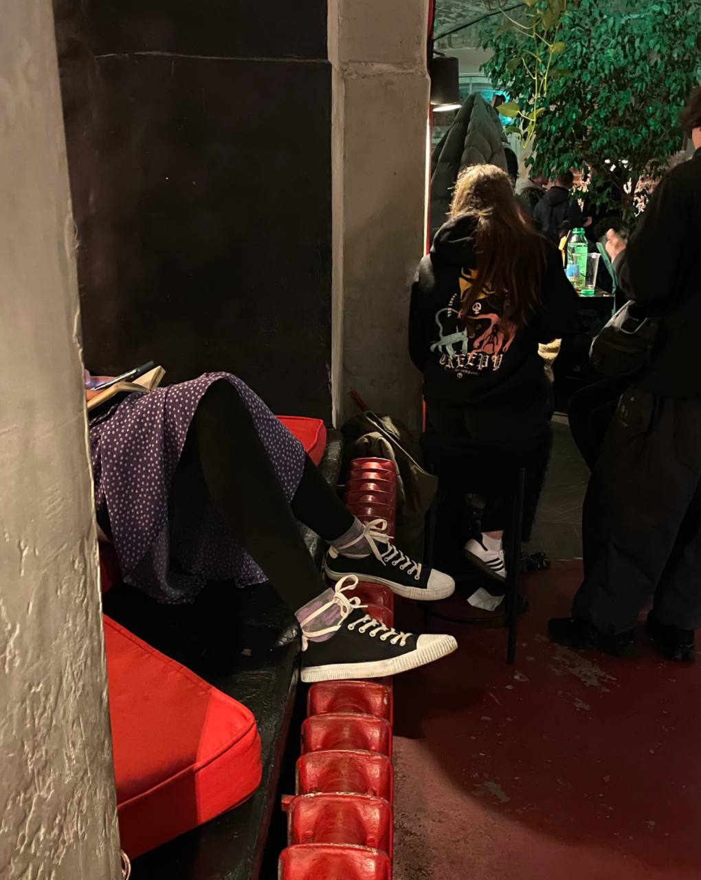 Escapist. Бар такой. Для заблудившихся, в кожаных плащах и модных кепках. Или без запятой даже, в тех плащах и правда, можно, заблудить | Сетка — социальная сеть от hh.ru