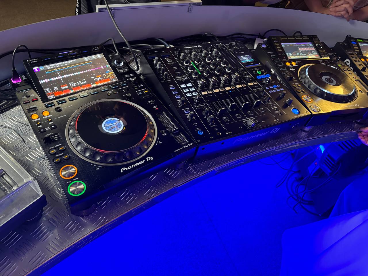 А вот для тех кто ждал мои впечатления после урока dj и написание музыки.
Вчера ходила на пробный урок . Была там 4 часа | Сетка — социальная сеть от hh.ru