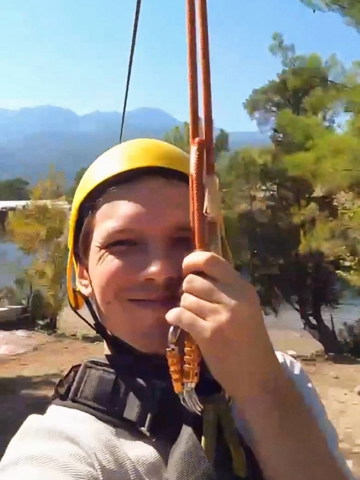 Что ZipLine может научить вас о разработке чат-ботов? 🚀
Недавно я летал на зиплайне над рекой — это было освежающе и вдохновляюще! 😍
Полет дарит ощущение легкости и гармонии с природой | Сетка — социальная сеть от hh.ru