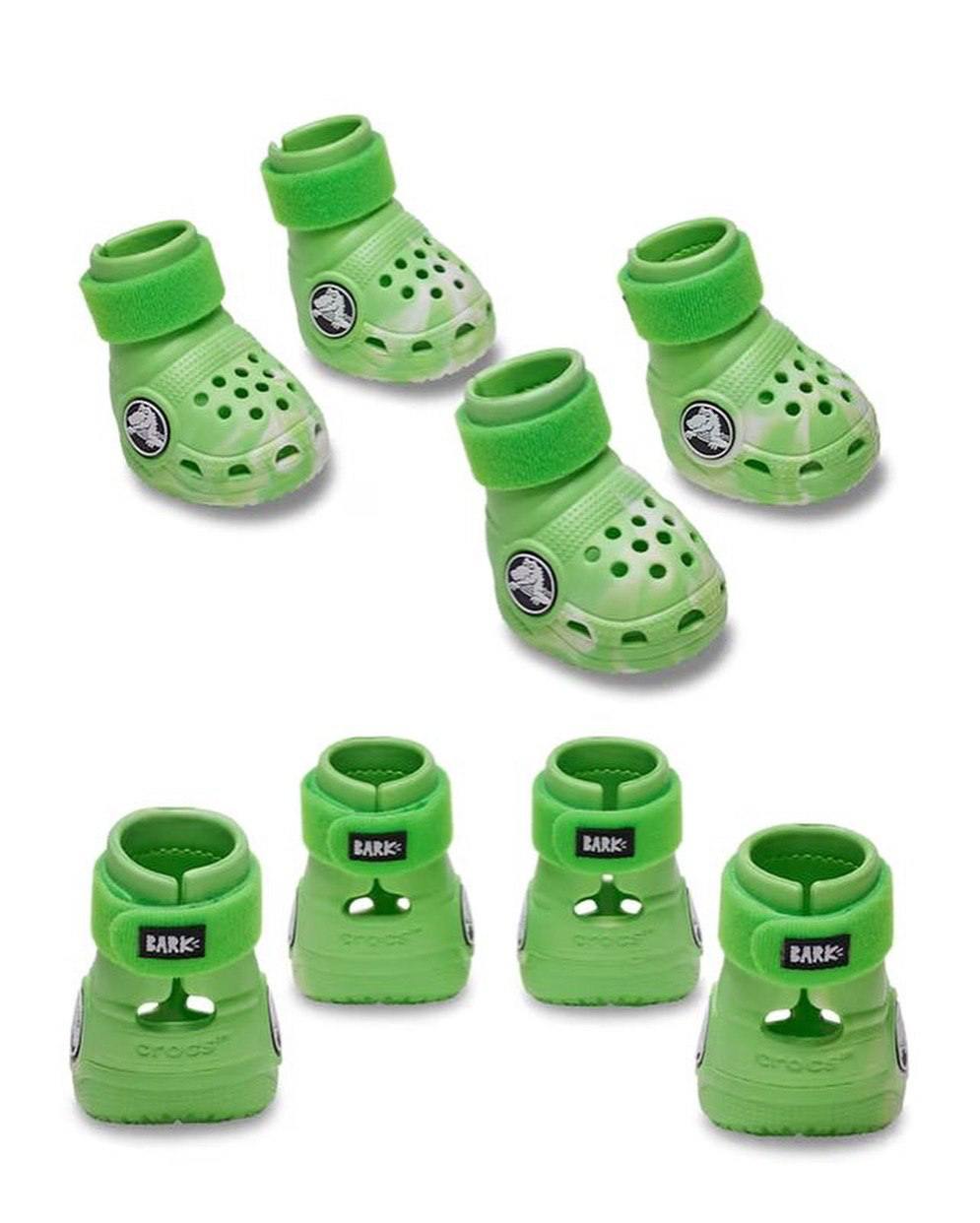 Какая милота: Crocs заколлабились с BARK и выпустили маленькие кроксики ботинки для собак. Собачьи Crocs доступны в двух цветах и, кстати, они светятся в темноте | Сетка — социальная сеть от hh.ru