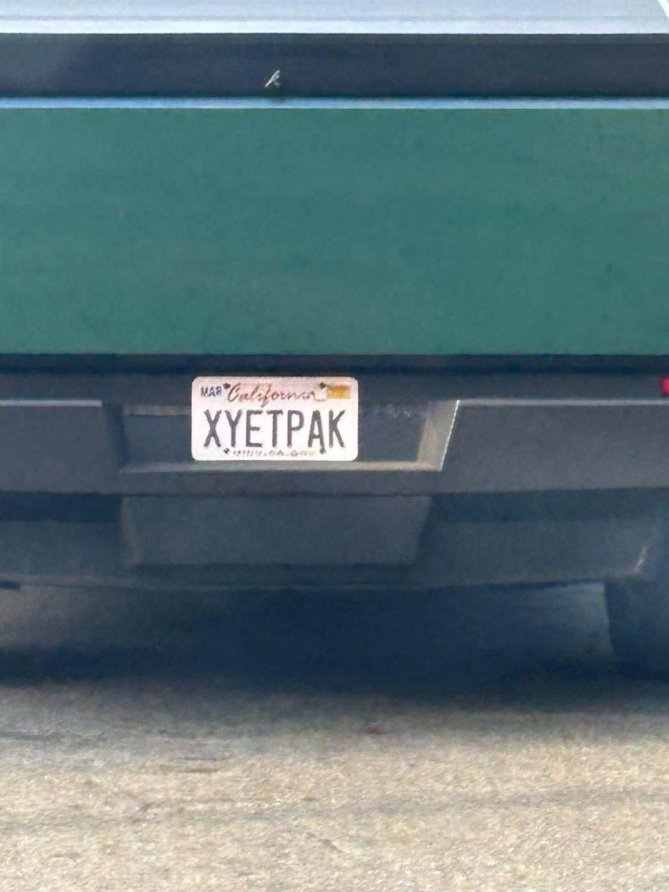 В США был замечен Cybertruck, который явно купил эмигрант из России.
не спрашивайте, как мы это поняли😄
🍕наш телеграм канал | Сетка — социальная сеть от hh.ru