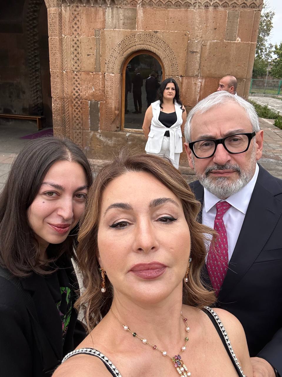 Мэджик дня, помимо венчания: девушка, которая, как мне казалось, сфотографировала нас на мой телефон в опере (я выложила эту фотографию везде)) была фотографом на венчании в церкви Шогакат! (30 мин от... | Сетка — социальная сеть от hh.ru