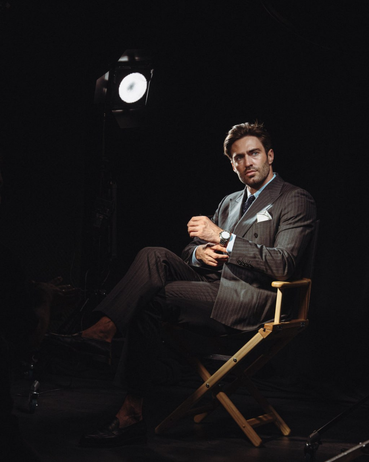 #Бизнеспортрет
Деловой, имеджевый, для резюме, портфолио и публикаций. Серьёзный и не очень. Придумаю концепцию, Помогу выбрать образ, студию. Расскажу про позирование | Сетка — социальная сеть от hh.ru