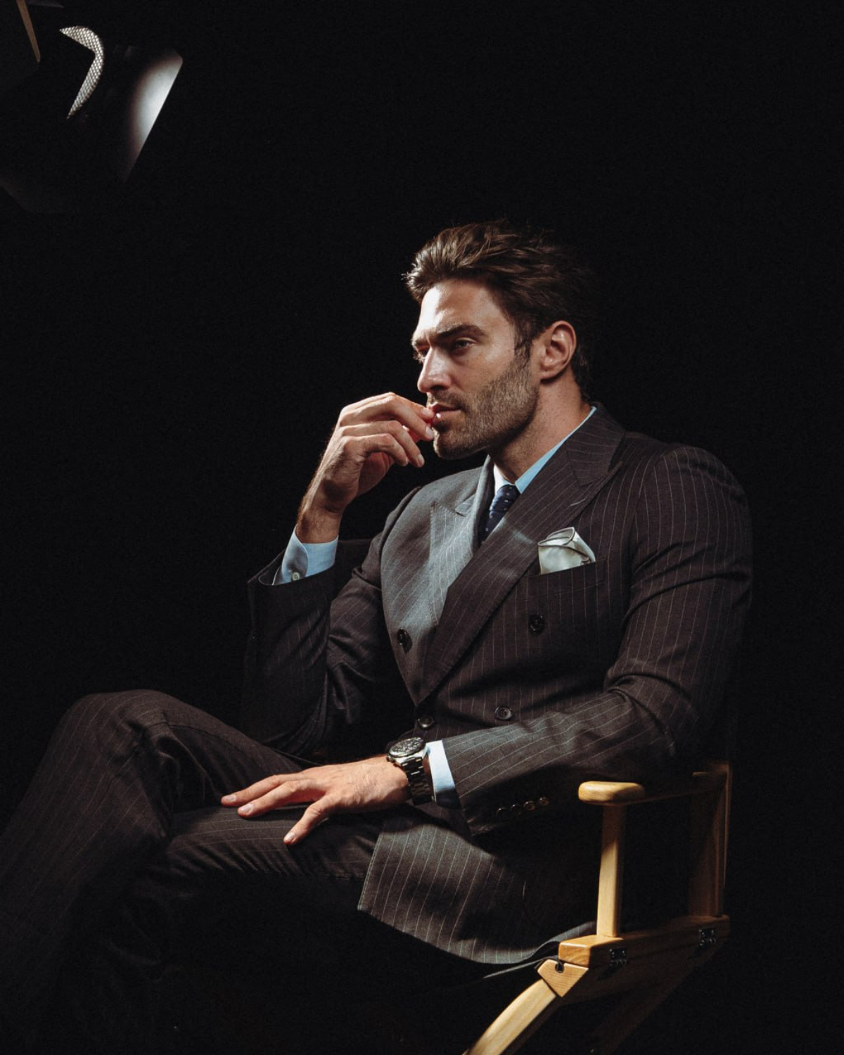 #Бизнеспортрет
Деловой, имеджевый, для резюме, портфолио и публикаций. Серьёзный и не очень. Придумаю концепцию, Помогу выбрать образ, студию. Расскажу про позирование | Сетка — социальная сеть от hh.ru