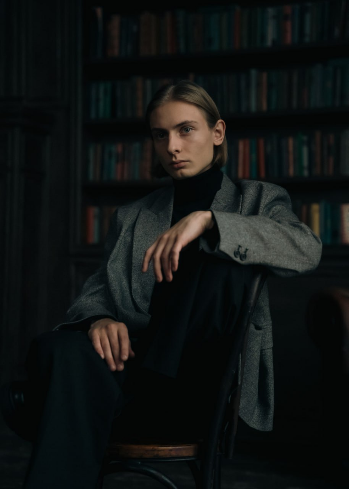 #Бизнеспортрет
Деловой, имеджевый, для резюме, портфолио и публикаций. Серьёзный и не очень. Придумаю концепцию, Помогу выбрать образ, студию. Расскажу про позирование | Сетка — социальная сеть от hh.ru