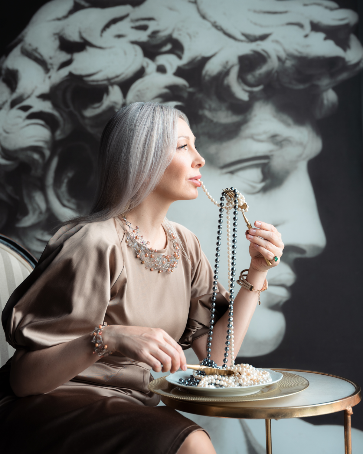 #Бизнеспортрет
Деловой, имеджевый, для резюме, портфолио и публикаций. Серьёзный и не очень. Придумаю концепцию, Помогу выбрать образ, студию. Расскажу про позирование | Сетка — социальная сеть от hh.ru