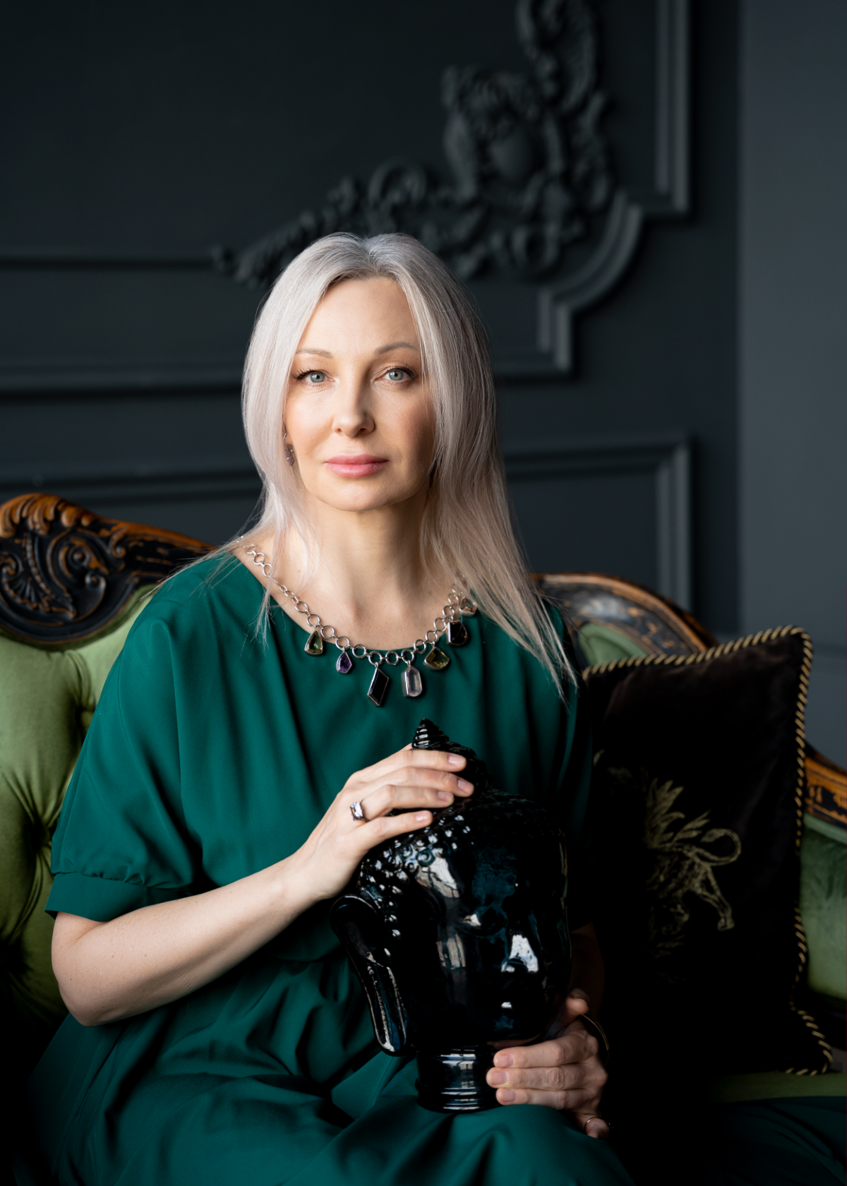 #Бизнеспортрет
Деловой, имеджевый, для резюме, портфолио и публикаций. Серьёзный и не очень. Придумаю концепцию, Помогу выбрать образ, студию. Расскажу про позирование | Сетка — социальная сеть от hh.ru