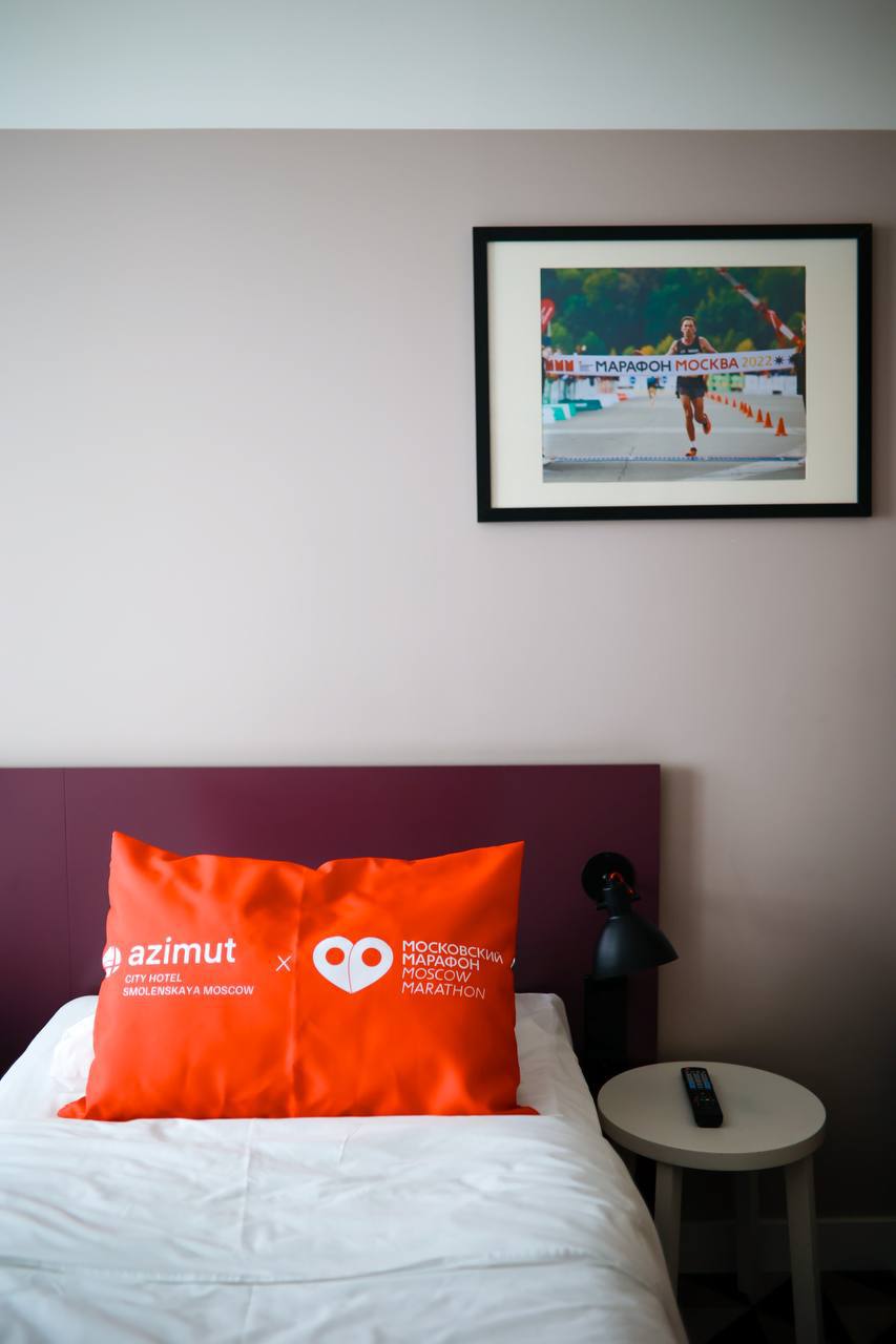 Какая же классная работа с отель-партнером в рамках Московского Марафона. Такие мелочи, вроде, а дают wow-эффект.
Особо порадовали хенгеры и личные послания от руки директора марафона | Сетка — социальная сеть от hh.ru