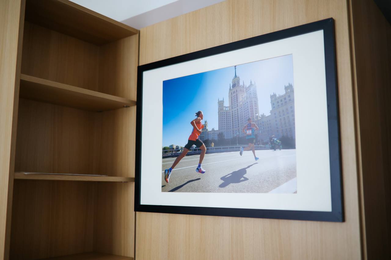 Какая же классная работа с отель-партнером в рамках Московского Марафона. Такие мелочи, вроде, а дают wow-эффект.
Особо порадовали хенгеры и личные послания от руки директора марафона | Сетка — социальная сеть от hh.ru