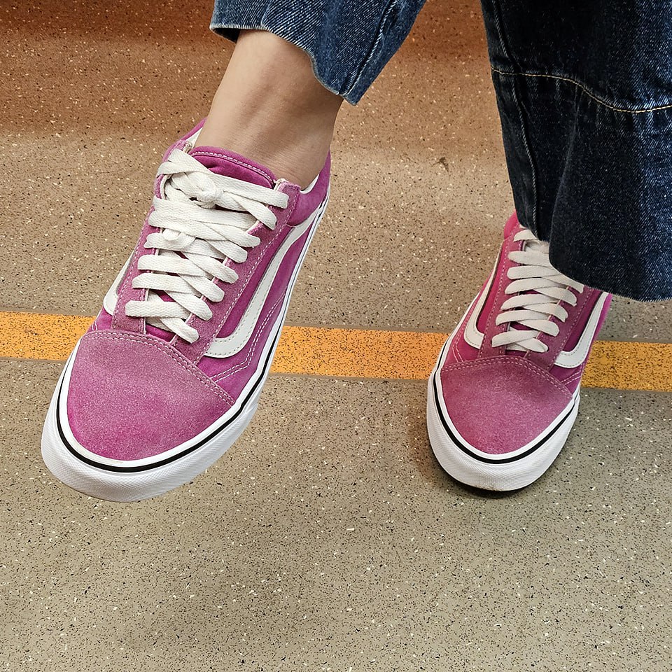 VANS-ы хороши всегда!
#обувь #октябрь #2024г #ногимосковскогометро #NMMetro #метро #москва #малиновый #кеды #Vans | Сетка — социальная сеть от hh.ru