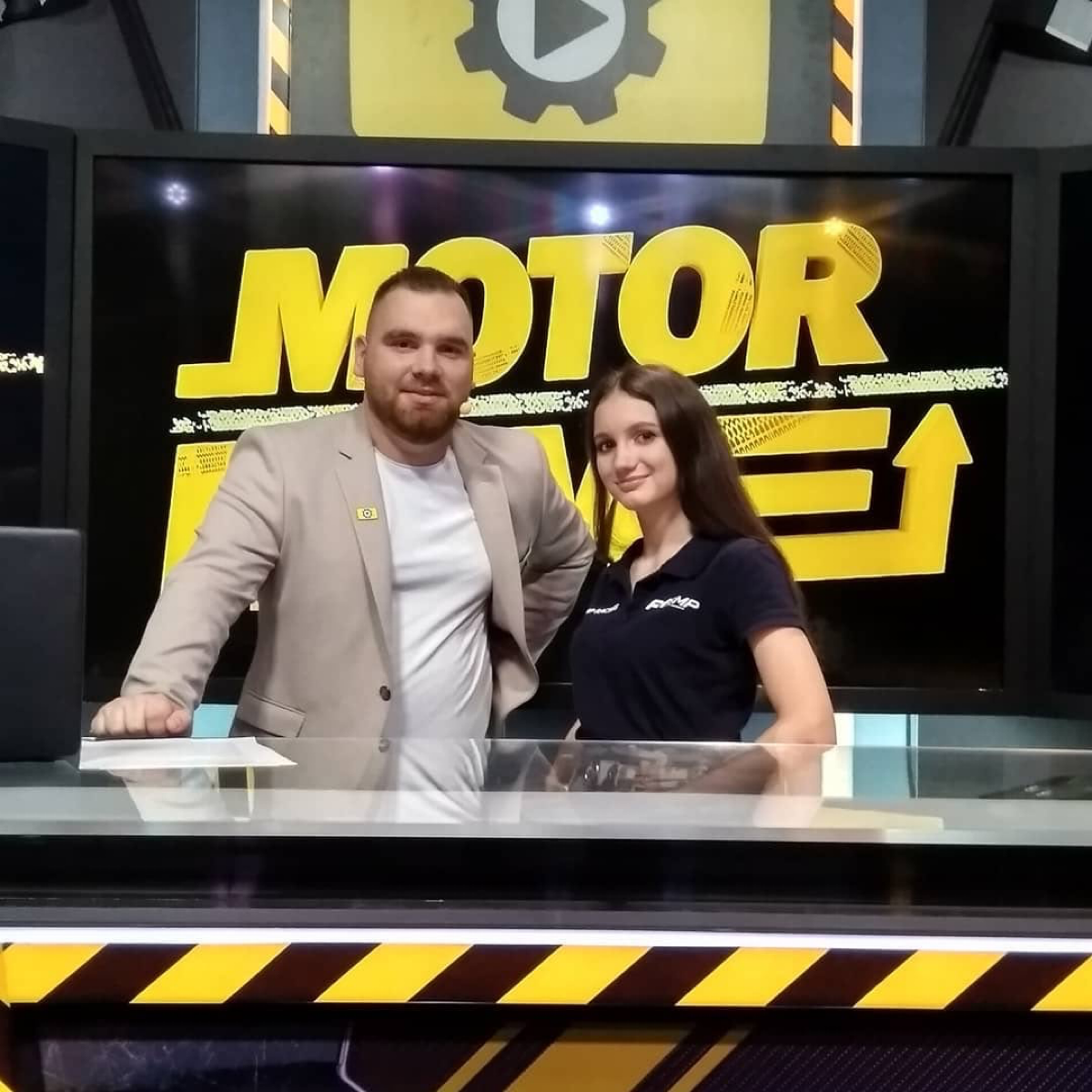 Готов к новым рабочим контактам для расширения географии в индустрии кино/тв/рекламы и не только. О себе:  
Действующий сотрудник ТВ. Занимаюсь производством аналитических программ, ток-шоу, док | Сетка — социальная сеть от hh.ru