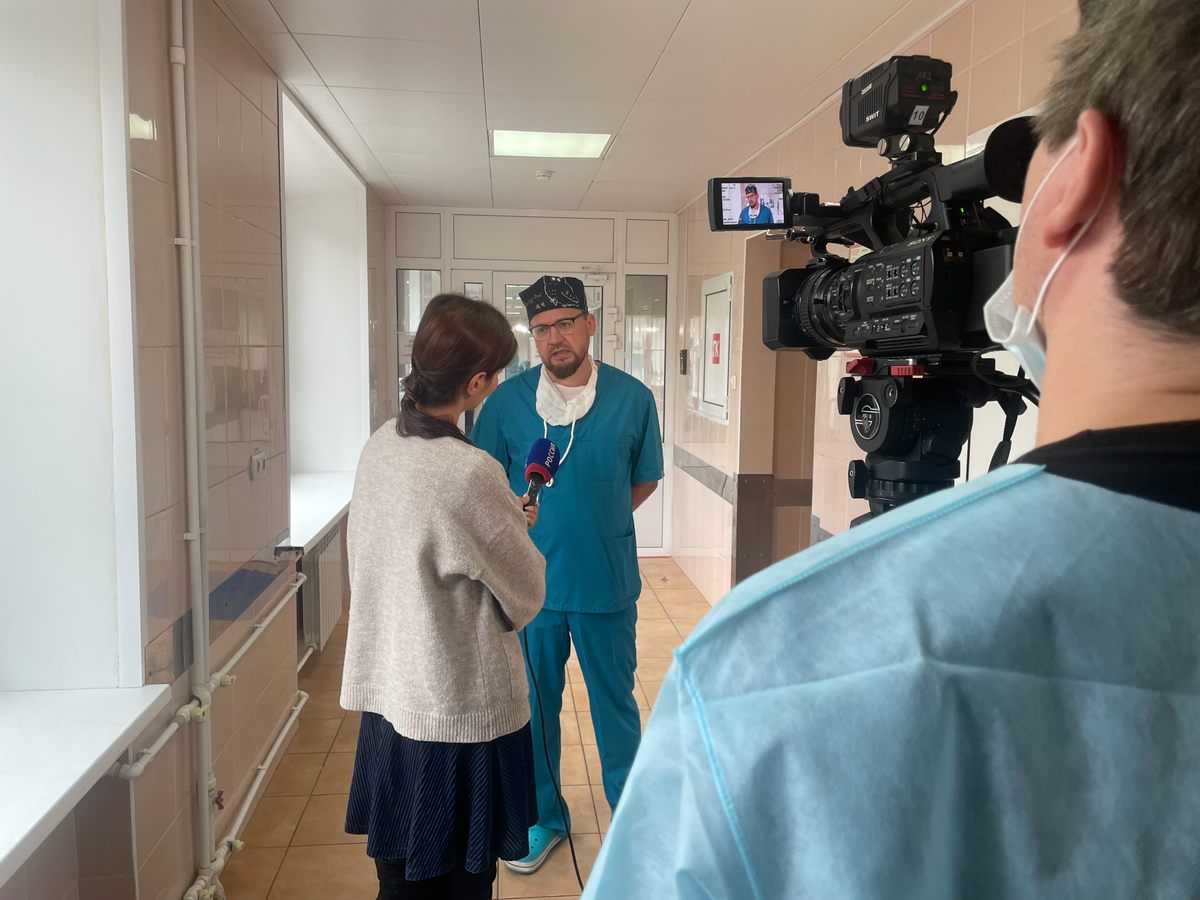 Мой особый вайб - работа в операционных.
backstage
В оперблок пустила только оператора , а профессоров снимали в коридорах, чтобы в кадре не мелькали другие специалисты мед | Сетка — социальная сеть от hh.ru