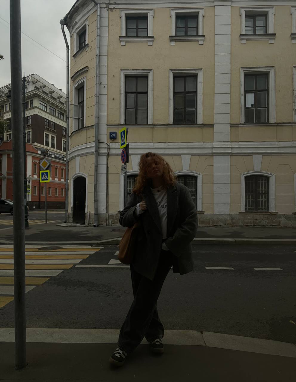 Стояла грустила, что теперь серые оттенки будут нас сопровождать как минимум полгода
Потом в наушниках заиграл Слин с самой ироничной на этот момент песней | Сетка — социальная сеть от hh.ru