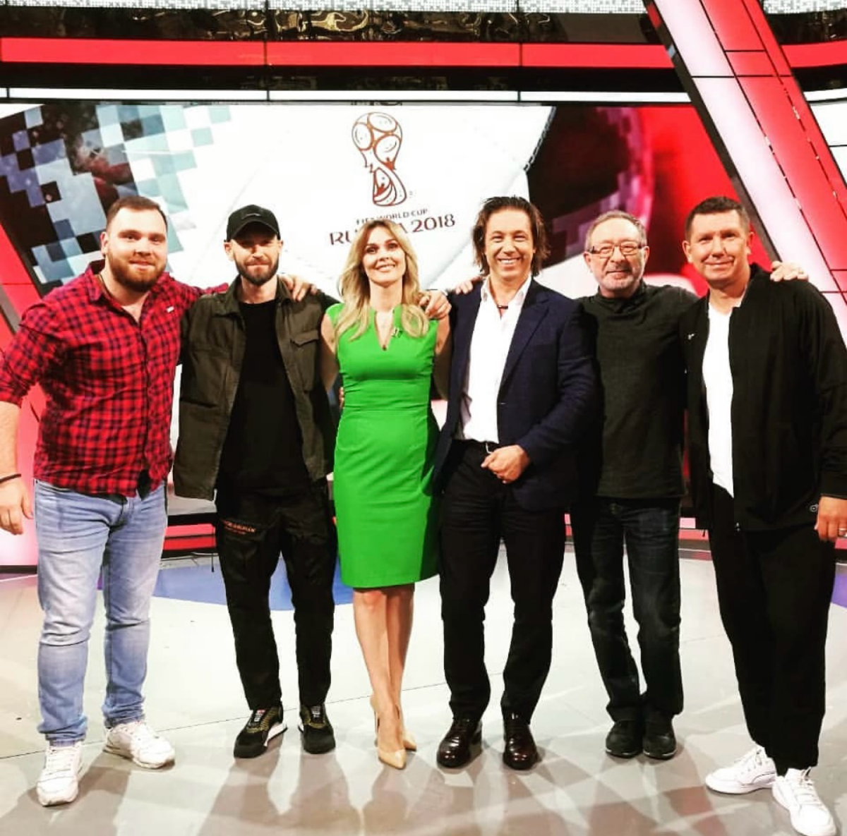 #постзнакомство  
Всем привет! Меня зовут Денис.  
Я - действующий сотрудник ТВ. Занимаюсь производством аналитических программ, ток-шоу, док.фильмов, худ | Сетка — социальная сеть от hh.ru