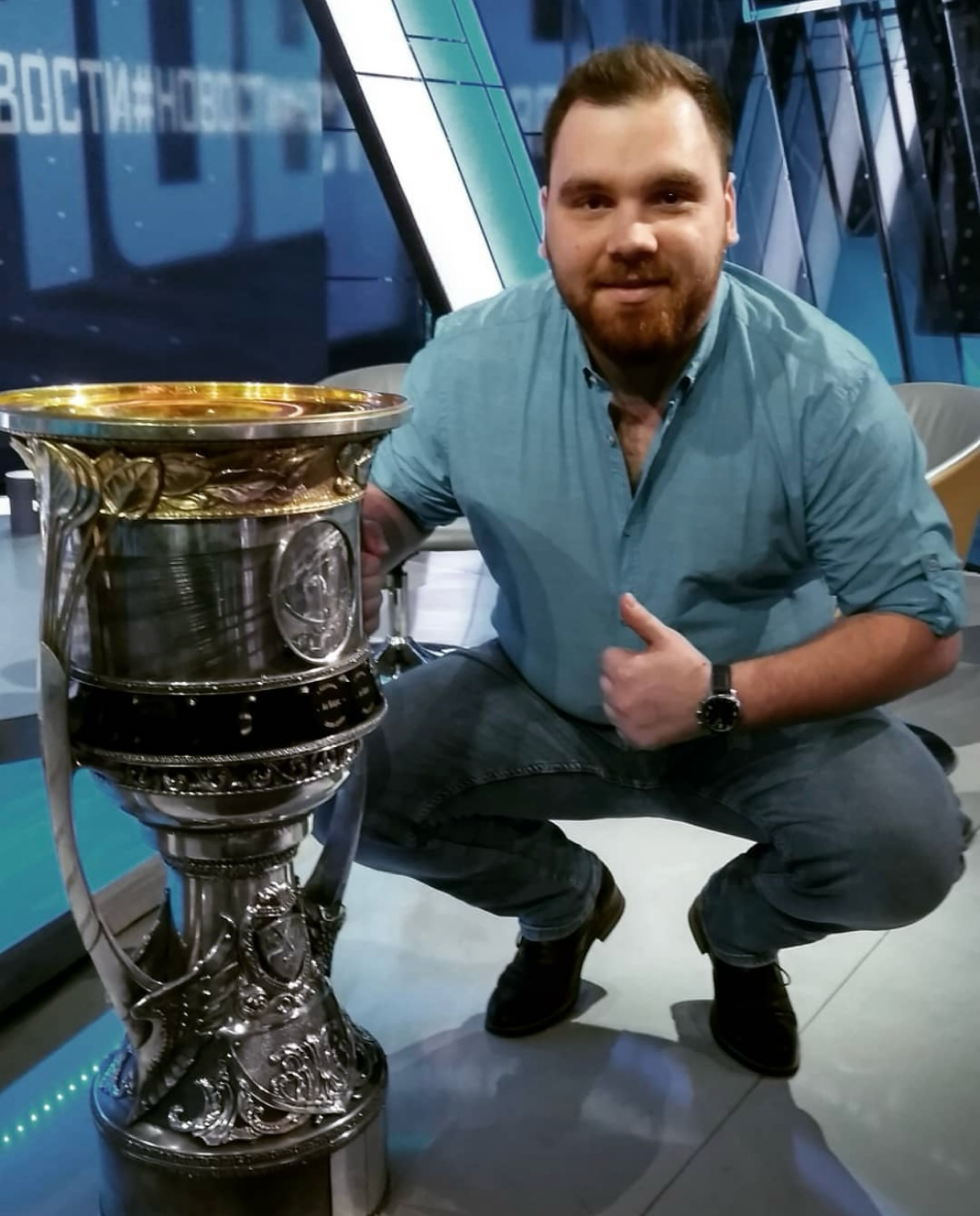 #постзнакомство  
Всем привет! Меня зовут Денис.  
Я - действующий сотрудник ТВ. Занимаюсь производством аналитических программ, ток-шоу, док.фильмов, худ | Сетка — социальная сеть от hh.ru