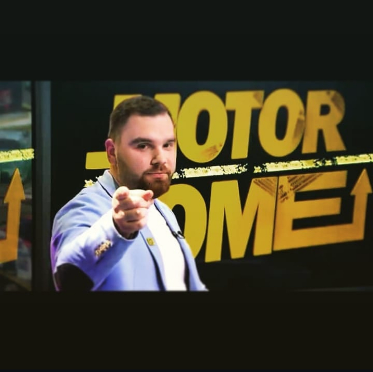 #постзнакомство  
Всем привет! Меня зовут Денис.  
Я - действующий сотрудник ТВ. Занимаюсь производством аналитических программ, ток-шоу, док.фильмов, худ | Сетка — социальная сеть от hh.ru