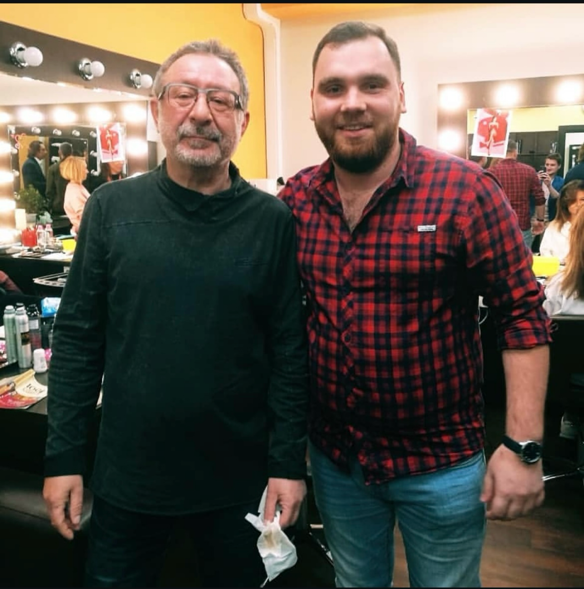 #постзнакомство  
Всем привет! Меня зовут Денис.  
Я - действующий сотрудник ТВ. Занимаюсь производством аналитических программ, ток-шоу, док.фильмов, худ | Сетка — социальная сеть от hh.ru