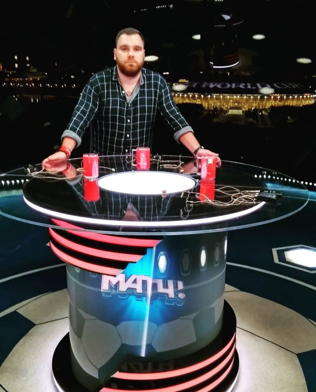 #постзнакомство  
Всем привет! Меня зовут Денис.  
Я - действующий сотрудник ТВ. Занимаюсь производством аналитических программ, ток-шоу, док.фильмов, худ | Сетка — социальная сеть от hh.ru