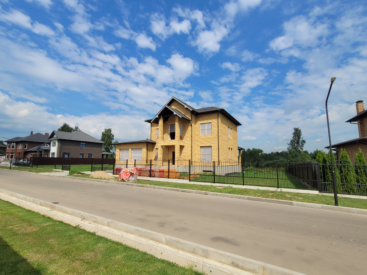 🌟 Ваш новый дом мечты "Веллингтон" у реки Десна!  
🏡 Площадь дома: 4 этажа 599,5 м²
+ мансарда 100м²
📐 Площадь участка: 20 соток
💰 100 000 000руб | Сетка — социальная сеть от hh.ru