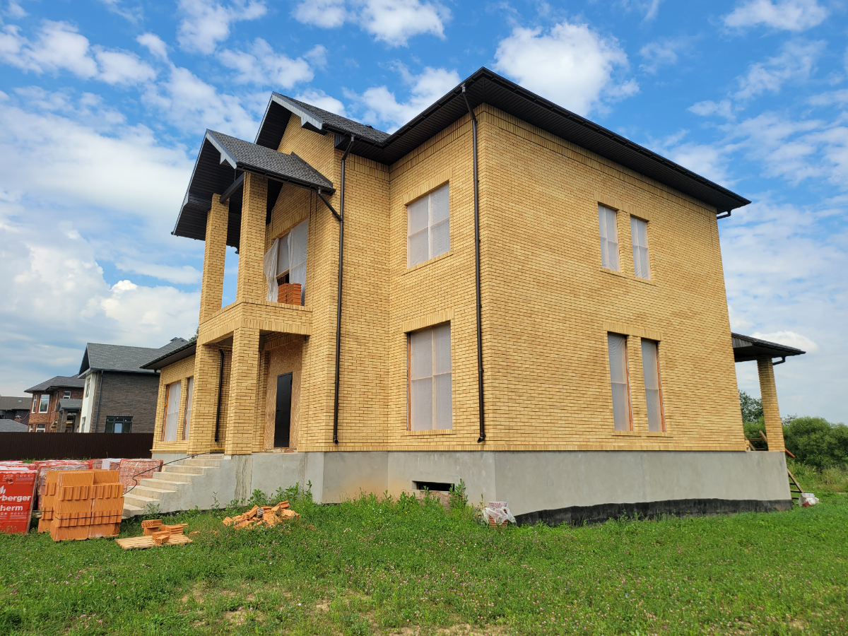 🌟 Ваш новый дом мечты "Веллингтон" у реки Десна!  
🏡 Площадь дома: 4 этажа 599,5 м²
+ мансарда 100м²
📐 Площадь участка: 20 соток
💰 100 000 000руб | Сетка — социальная сеть от hh.ru