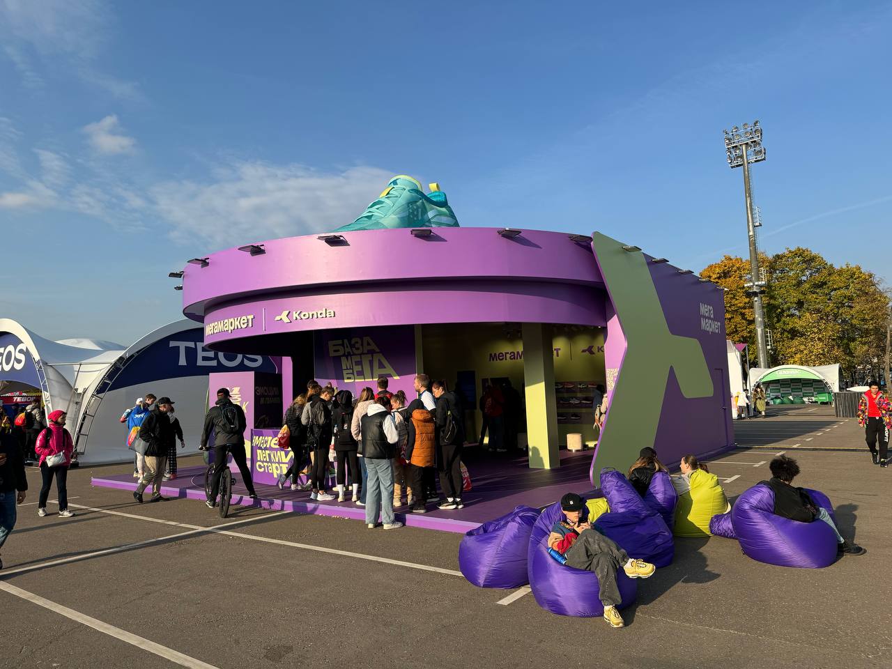 Пока марафонцы добегают Московский Марафон, пробежимся по большому маркету, или как говорят у нас бегуны - экспо | Сетка — социальная сеть от hh.ru