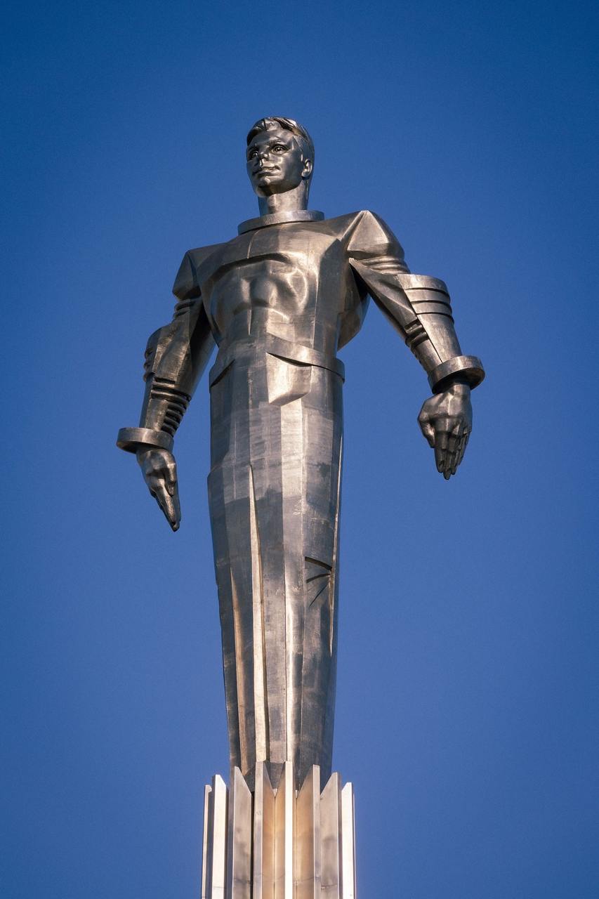 🛠Окончена реставрация памятника Юрию Гагарину
Специалисты устранили многочисленные повреждения, появившиеся на памятнике с годами | Сетка — социальная сеть от hh.ru