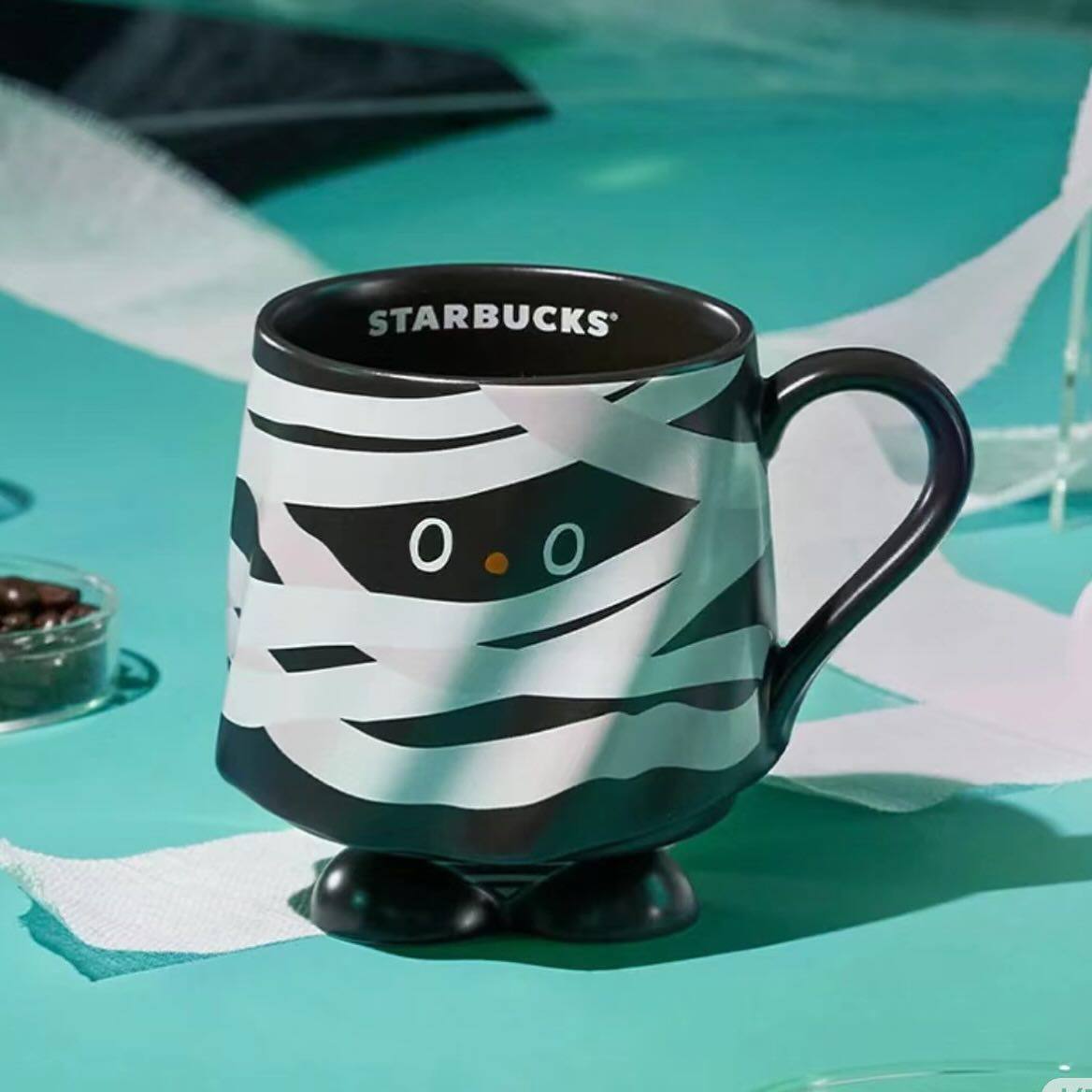 Starbucks выпустил жуткую коллекцию с мумиями к предстоящему Хэллоуину.
Stars Coffee, удиви нас | Сетка — социальная сеть от hh.ru