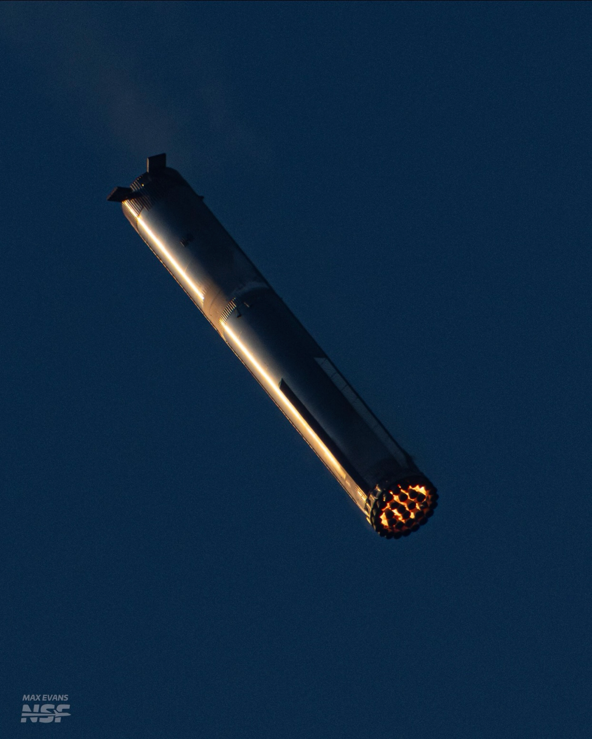 A booster the size of a fully stacked Falcon 9 just hit the brakes near supersonic speeds and asked the tower for a hug.
"Bring it in!" | Сетка — социальная сеть от hh.ru