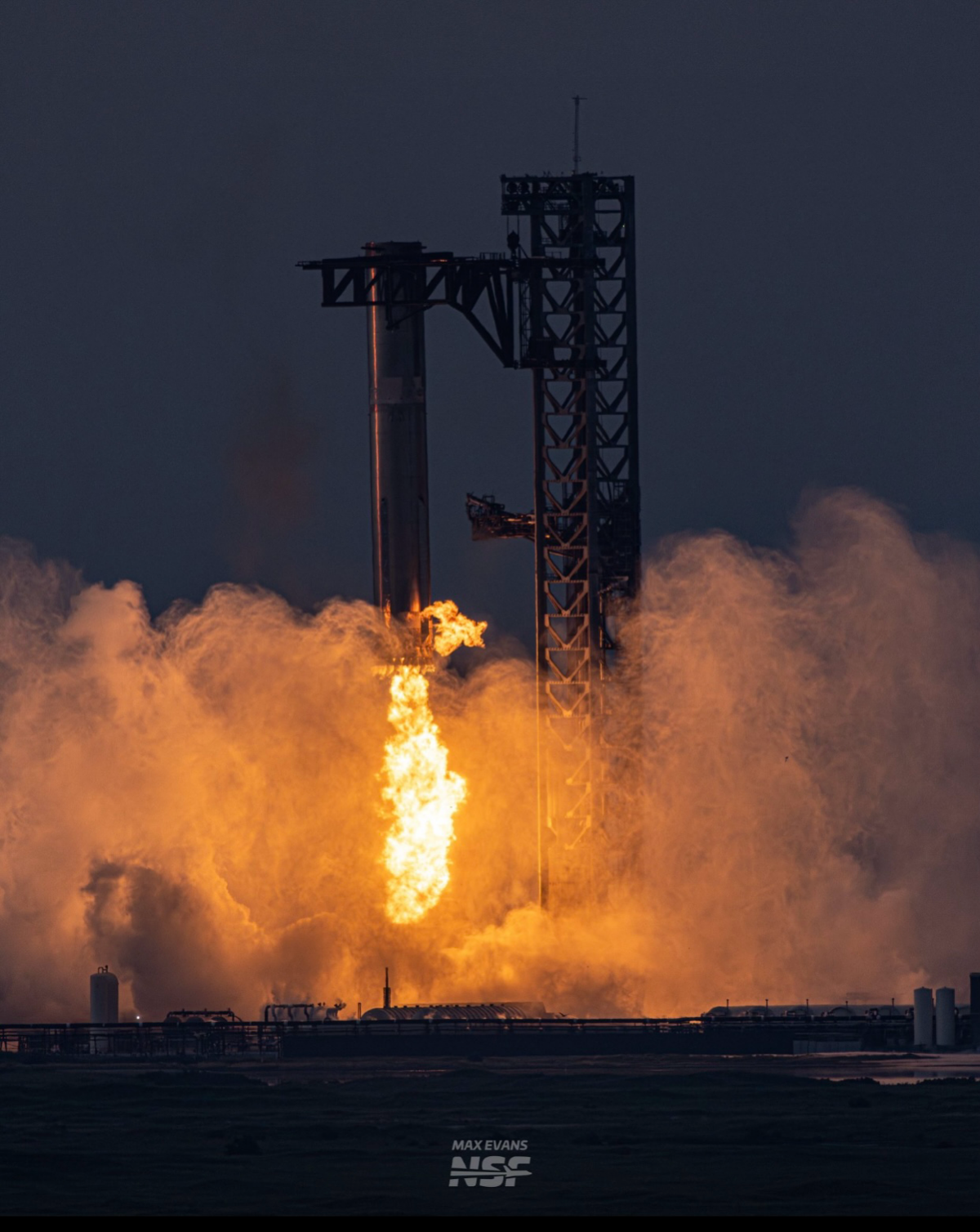 A booster the size of a fully stacked Falcon 9 just hit the brakes near supersonic speeds and asked the tower for a hug.
"Bring it in!" | Сетка — социальная сеть от hh.ru