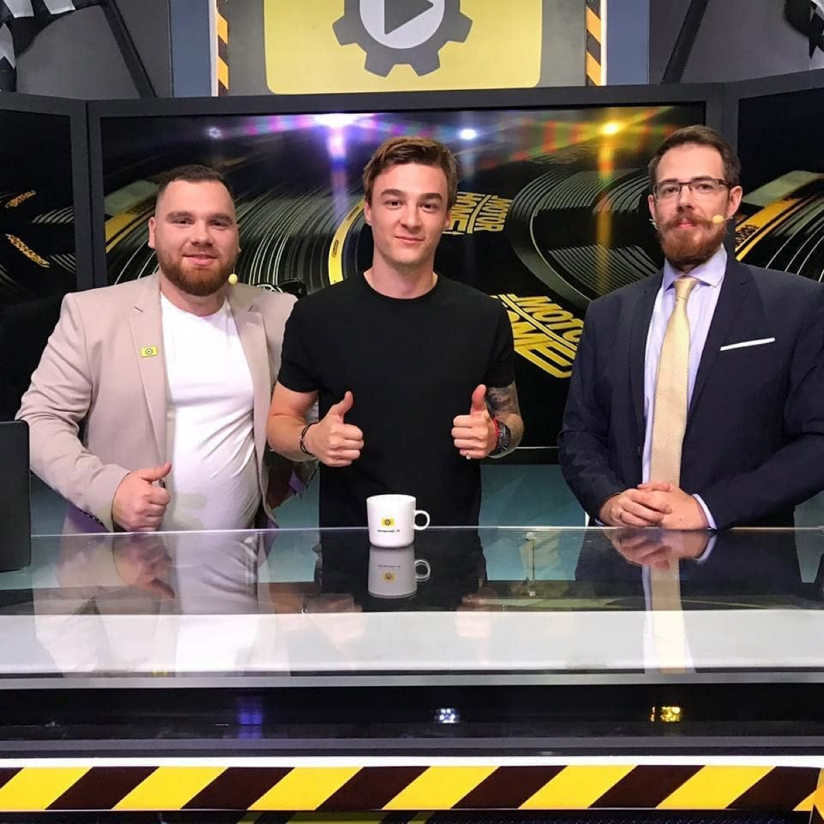 #постзнакомство
#ищупроекты
Всем привет! Меня зовут Денис.
Я - действующий сотрудник ТВ. Занимаюсь производством аналитических программ, ток-шоу, док.фильмов, худ | Сетка — социальная сеть от hh.ru