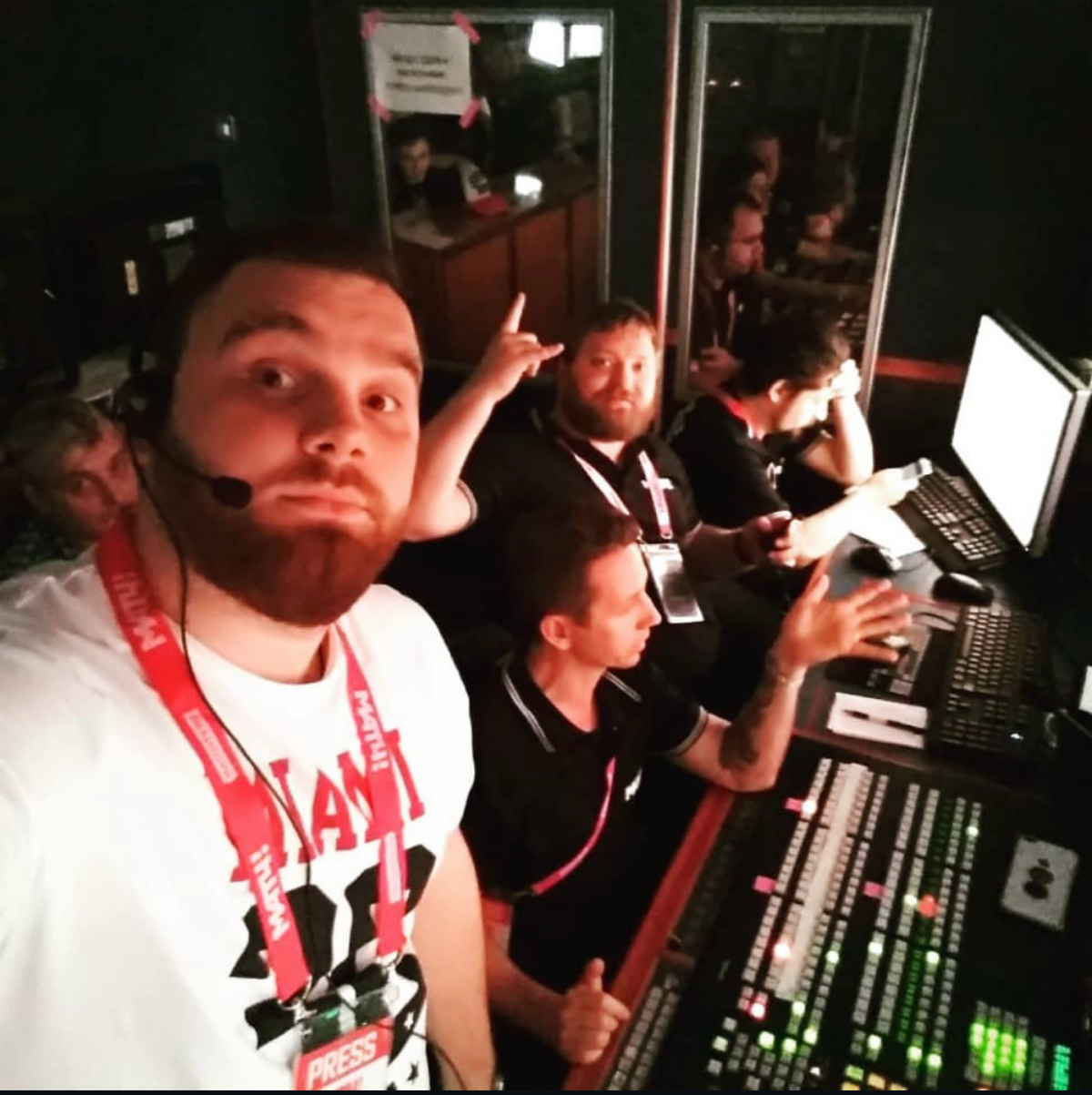 #постзнакомство
#ищупроекты
Всем привет! Меня зовут Денис.
Я - действующий сотрудник ТВ. Занимаюсь производством аналитических программ, ток-шоу, док.фильмов, худ | Сетка — социальная сеть от hh.ru