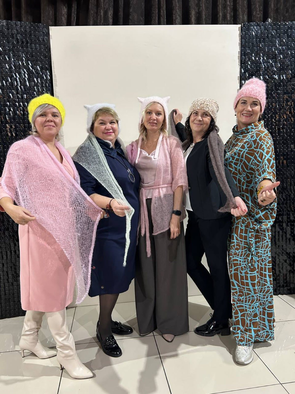 Доброго дня. Я вяжу на заказ женские аксессуары ( шапочки, косынки, варежки) паутинки( легкие джемперочки )весом от 50 гр из тонкого мохера
#вяжу #шапка #варежки #косынка #паутинка | Сетка — социальная сеть от hh.ru