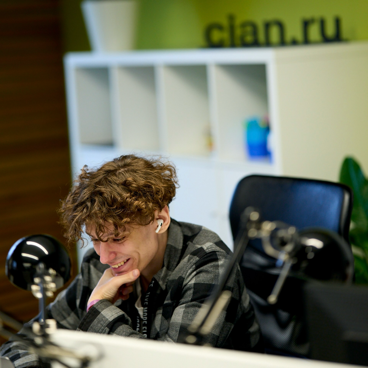 Почему Циан называется Цианом?
Сервис Циан основан в 2001 году | Сетка — социальная сеть от hh.ru