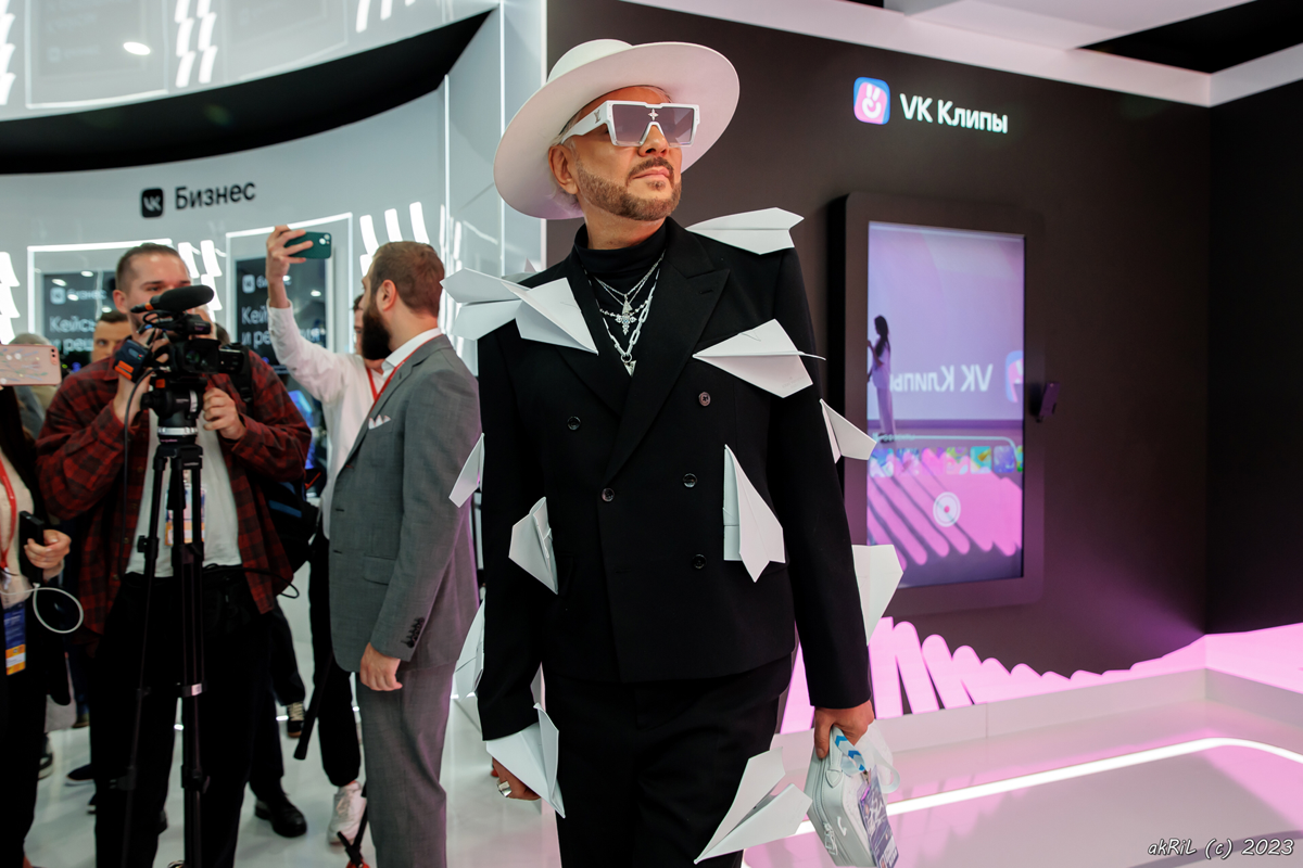 Приветствую вас!
Меня зовут Илья Круглянский, и я занимаюсь репортажной и контентной фотосъёмкой с 2008 года | Сетка — социальная сеть от hh.ru