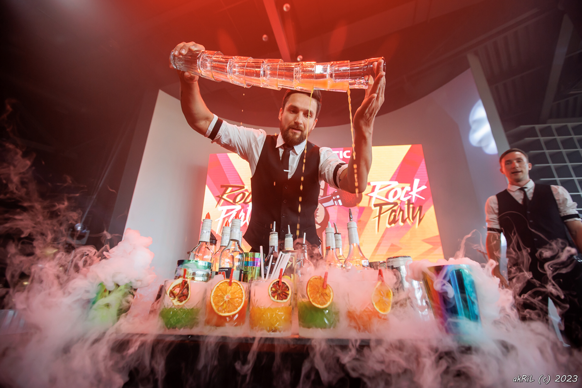 Приветствую вас!
Меня зовут Илья Круглянский, и я занимаюсь репортажной и контентной фотосъёмкой с 2008 года | Сетка — социальная сеть от hh.ru