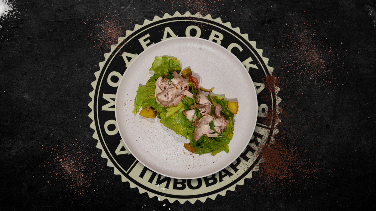 Фон который предоставил заказчик мне не очень зашел, поэтому я отрисовал новый фон, добавил специй, логотип и вуаля ✅
#фотографмосква #food #фудфотограф #фотографспб | Сетка — социальная сеть от hh.ru