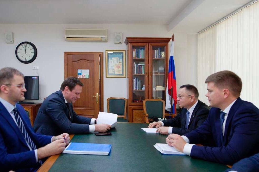 В Госдуме РФ состоялась встреча Министра строительства и ЖКХ РФ Ирека Файзуллина и председателя Комитета Госдумы по строительству и ЖКХ Сергея Пахомова
Во встрече приняли участие статс-секретарь – зам... | Сетка — социальная сеть от hh.ru