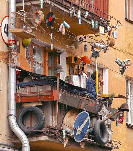 Хлам или опора?  
Помните захламленный бабушкин балкон? Чего там только нет - корзинка без ручки, старая люстра, вазочка с отломанной розочкой (жалко выкинуть), лук в колготках, старая лыжная палка (п... | Сетка — социальная сеть от hh.ru